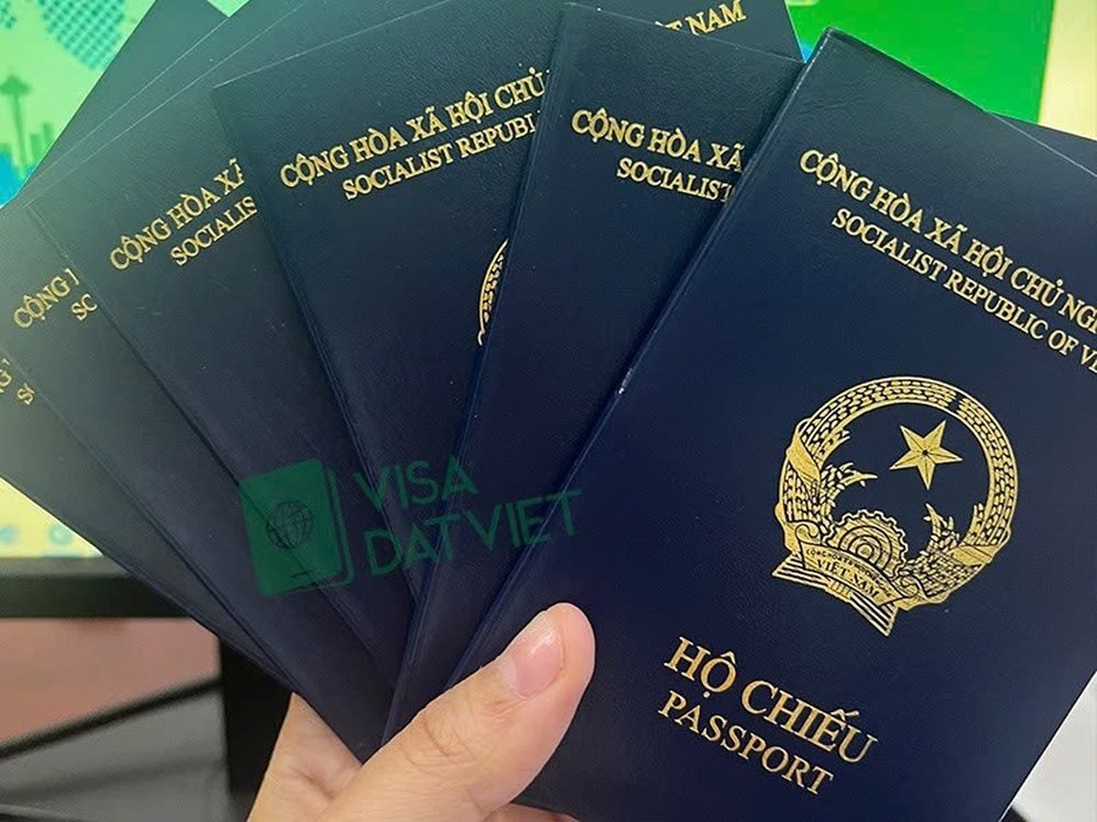 Chuyên viên Visa Đất Việt bàn giao hộ chiếu cho khách hàng
